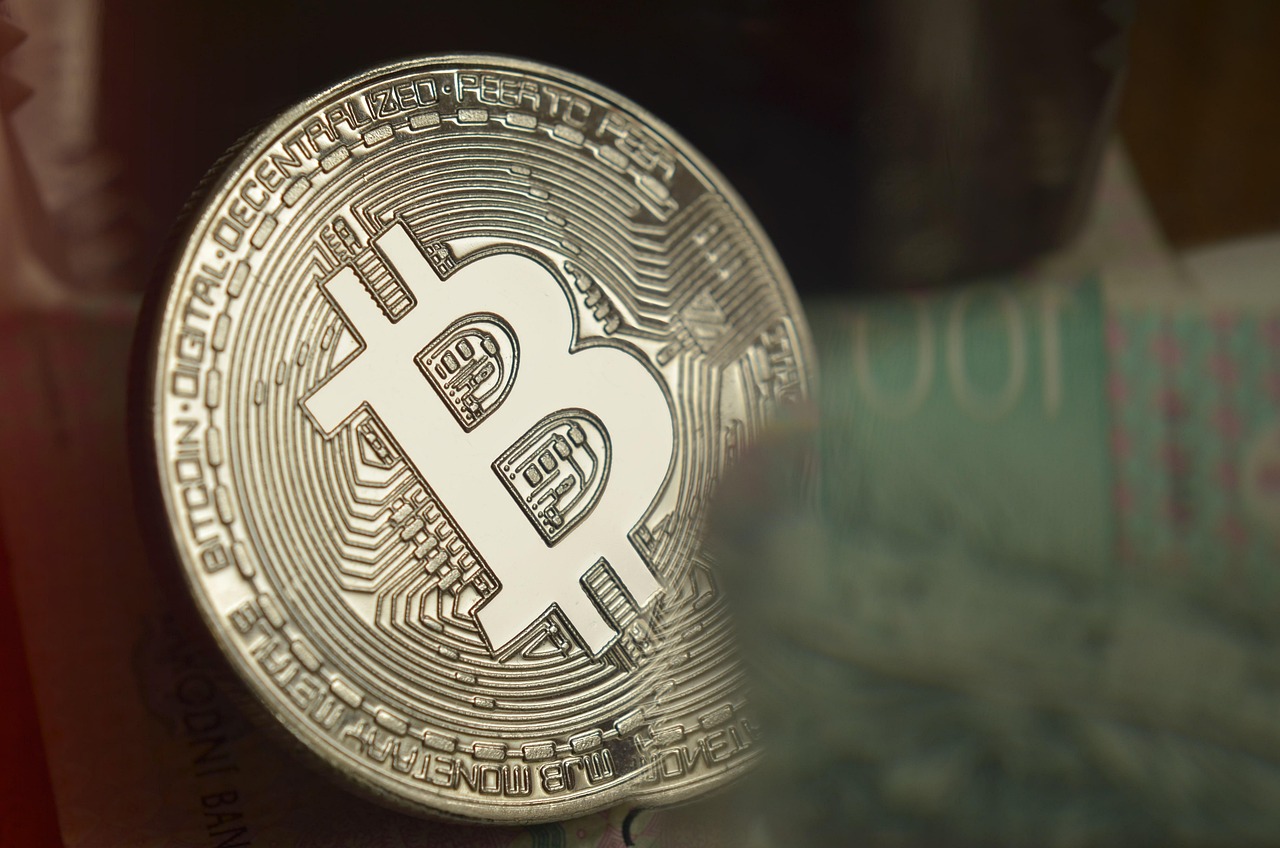 黄金再飙新高！数据：比特币通常在100~150天内跟进拉涨